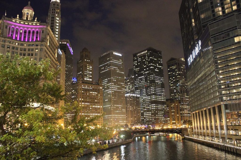 Ohh what a photogenic city. A night shot from the Riverwalk. #Chicago #riverwalkchicago #riverwalk…