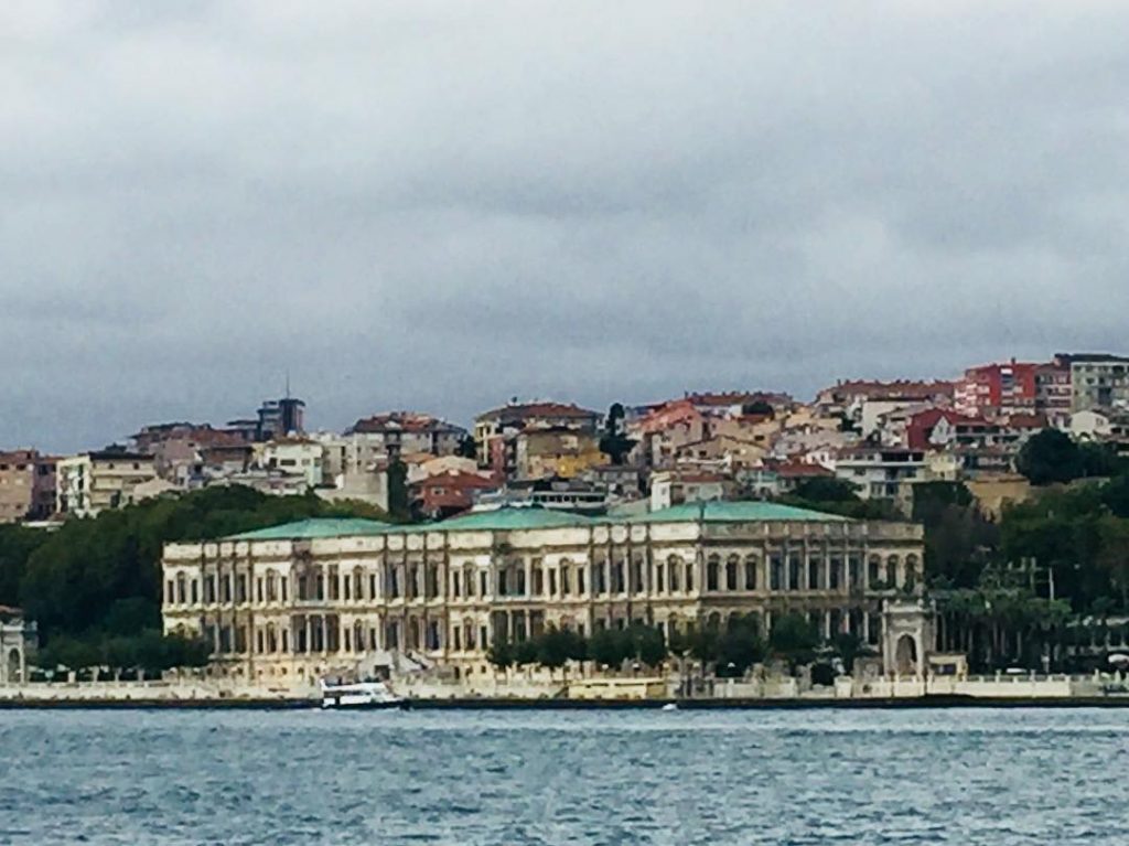 Cruising on the Bosphorus cruise from the Sultanahmet’s to the Ottoman’s waterfront mansions #turkeystagram&hellip;