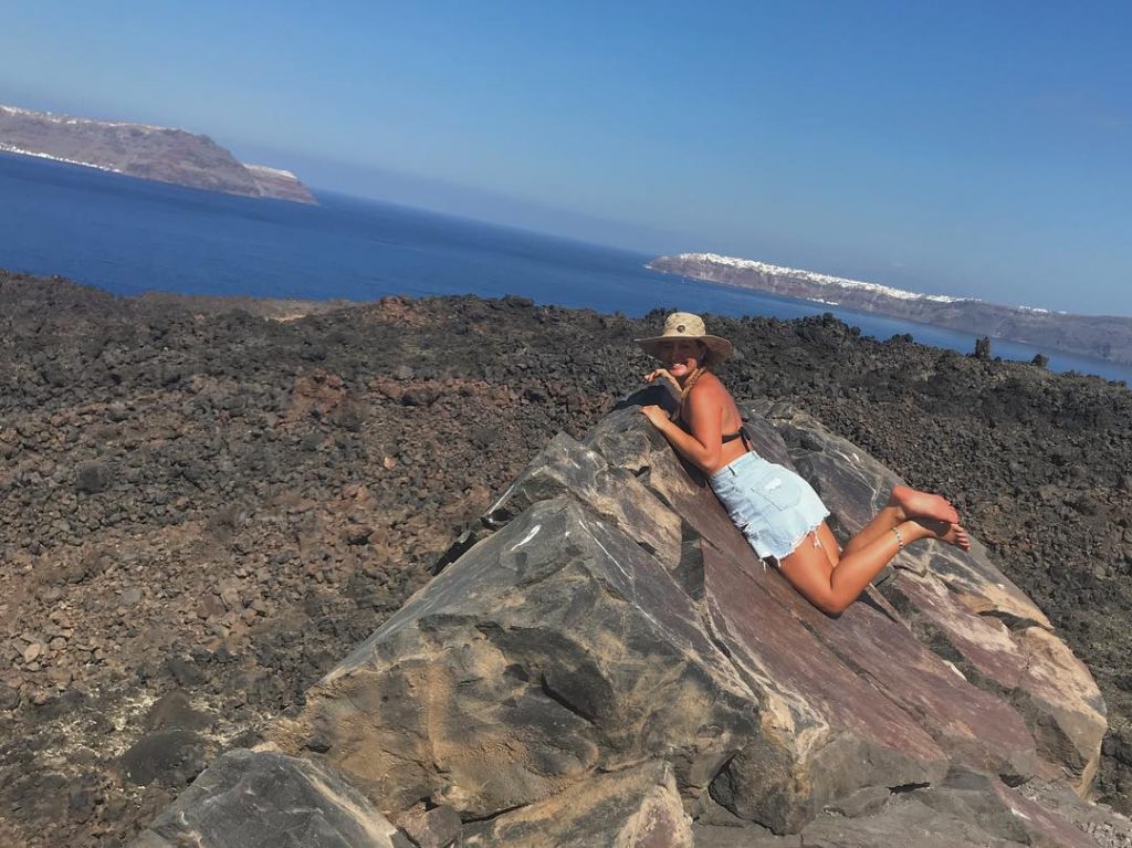 La bonne humeur est un bon compagnon de voyage! Caldeira de Santorin ???????? •&hellip;