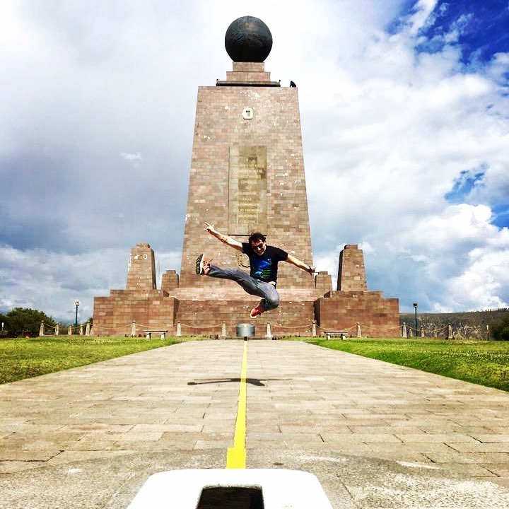 Hace un año me saltaba la mitad del mundo en Quito #Ecuador . .…