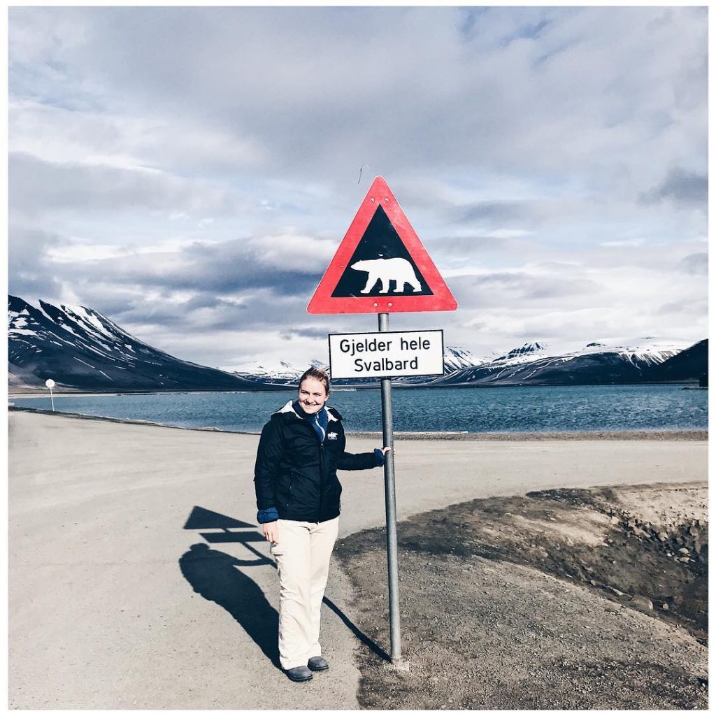 ˢᵛᴬᴸᴮᴬᴿᴰ⠀ ↠⠀⠀⠀⠀ ↠ ˢᴾᴵᵀᶻᴮᴱᴿᴳᴱᴺ⠀ .⠀ .⠀ Das wohl berühmteste Straßenschild der Welt das Eisbären&hellip;