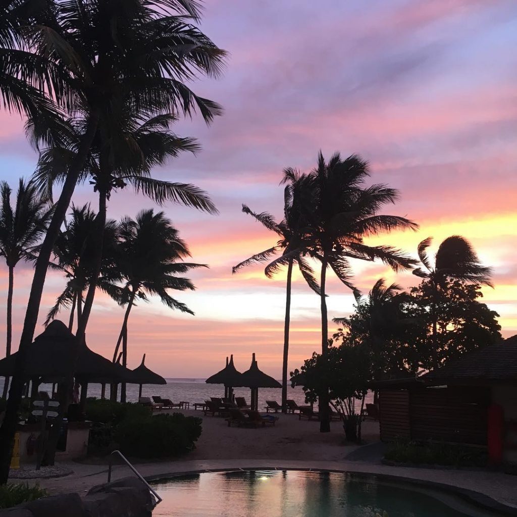 Les couchers de soleil mauriciens 2ème version Bon lundi bien frais • • •&hellip;