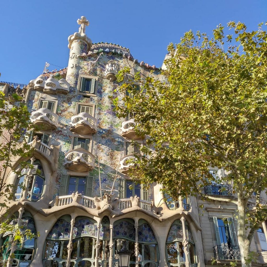 Another masterpiece of Antoni Gaudí – Casa Batlló. ????????️ #barcelona #visitbarcelona #cataluna #casabatllo #gaudi&hellip;