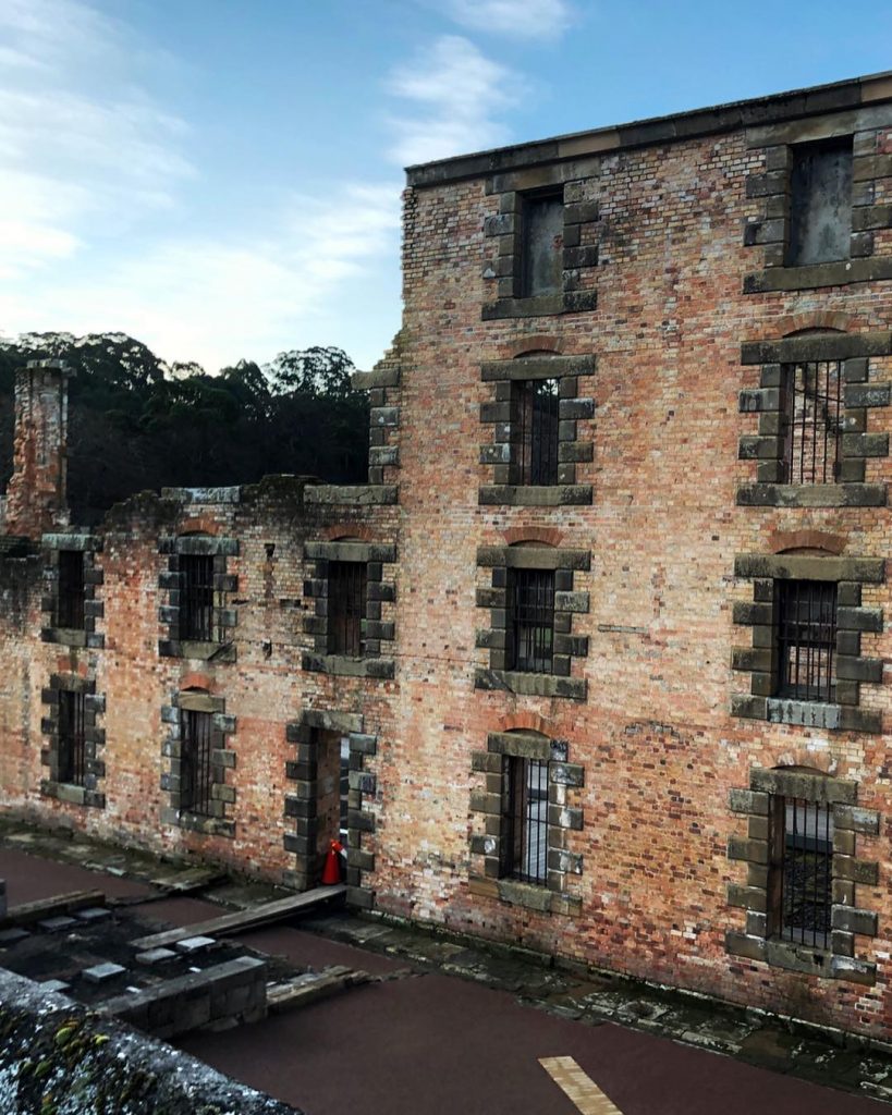 Mahkumların kaldığı odalardaki çığlık sesleri, ağlama sesleri, bi yerlere vurma sesi hala var. Teknoloji&hellip;