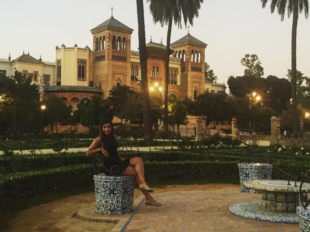 “Sevilla no se puede explicar. Hay que vivirla” (F. Adriá) #sevilla #sevillanas #parcomarialuisa #museo…