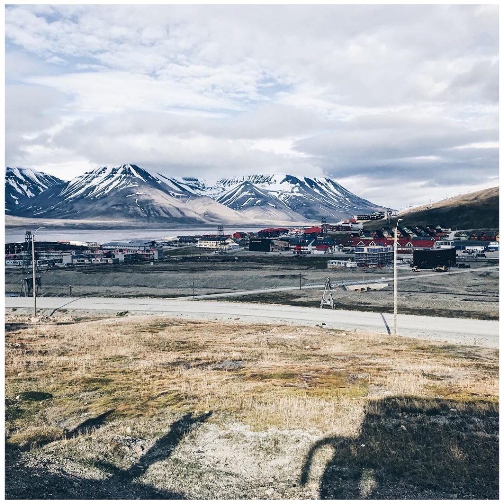 ˢᵛᴬᴸᴮᴬᴿᴰ⠀ ↠⠀⠀⠀⠀ ↠ ˢᴾᴵᵀᶻᴮᴱᴿᴳᴱᴺ⠀ .⠀ .⠀ LONGYEARBYEN⠀ . ⠀ .⠀⠀⠀⠀ #Wanderlust #travelblogger #backpacking #travelgram…