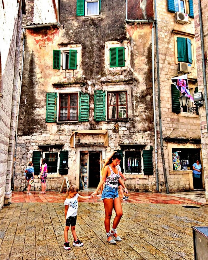 Interesting house house in #kotor – – – – – #travelanddestinations #beautifulmatters #travelpics #theworldshot&hellip;