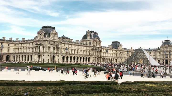日曜日の@museelouvre . 誰かがEdのPerfectを弾いていた . . . #louvre #paris #iloveparis #thisisparis #france #parisview #parisjetaime #instatravel&hellip;