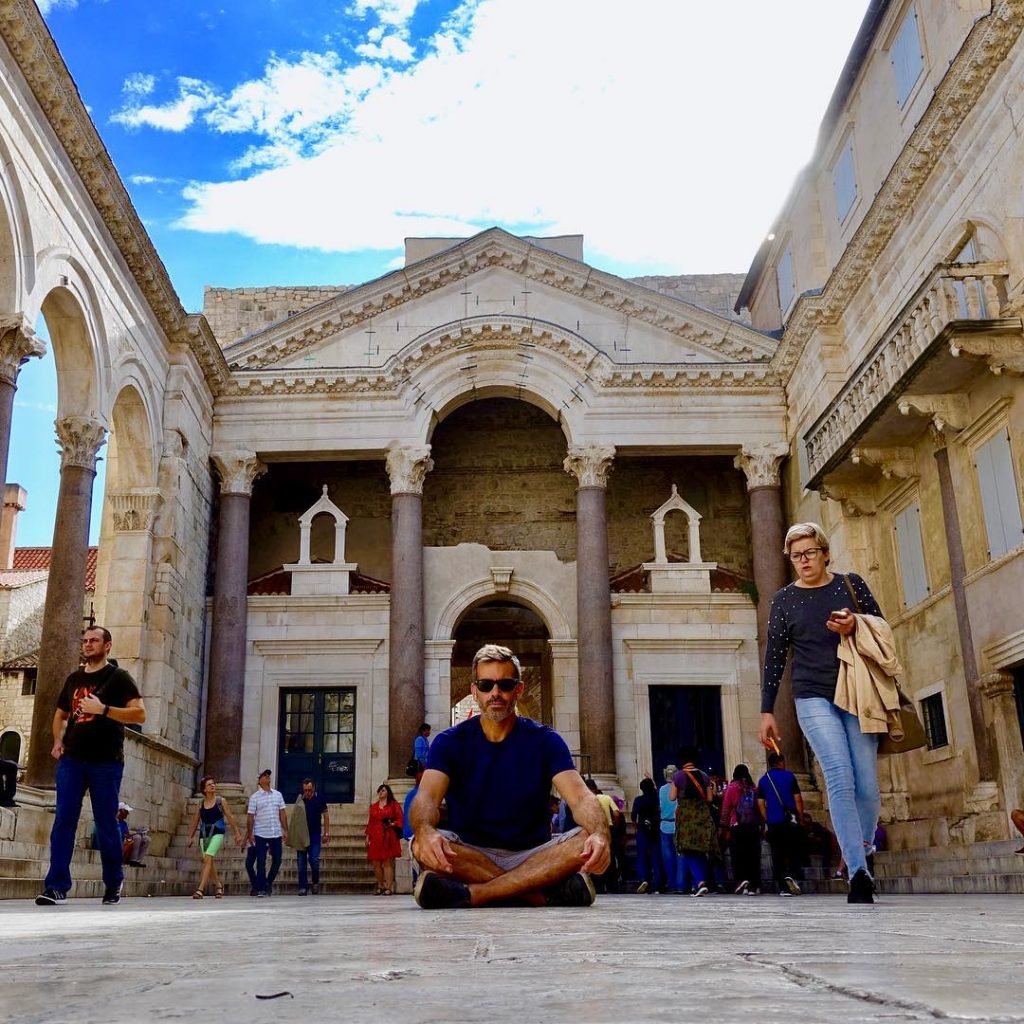 Just sitting around in #split at my good friends place I think it’s called&hellip;