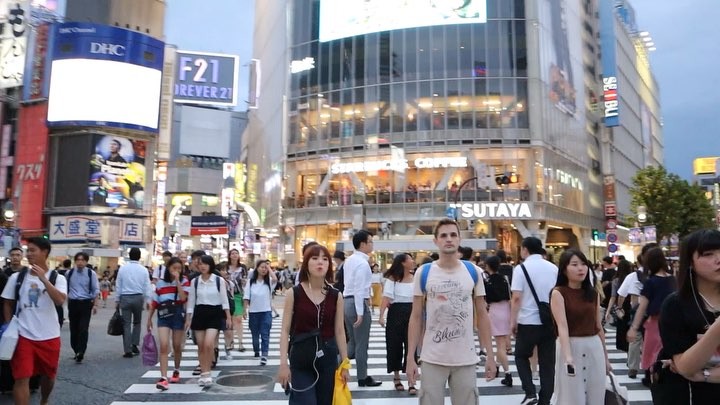 We’ve crossed the busiest pedestrian crossing 10 times! . . . #vlog #shibuyacrossing #shibuya&hellip;