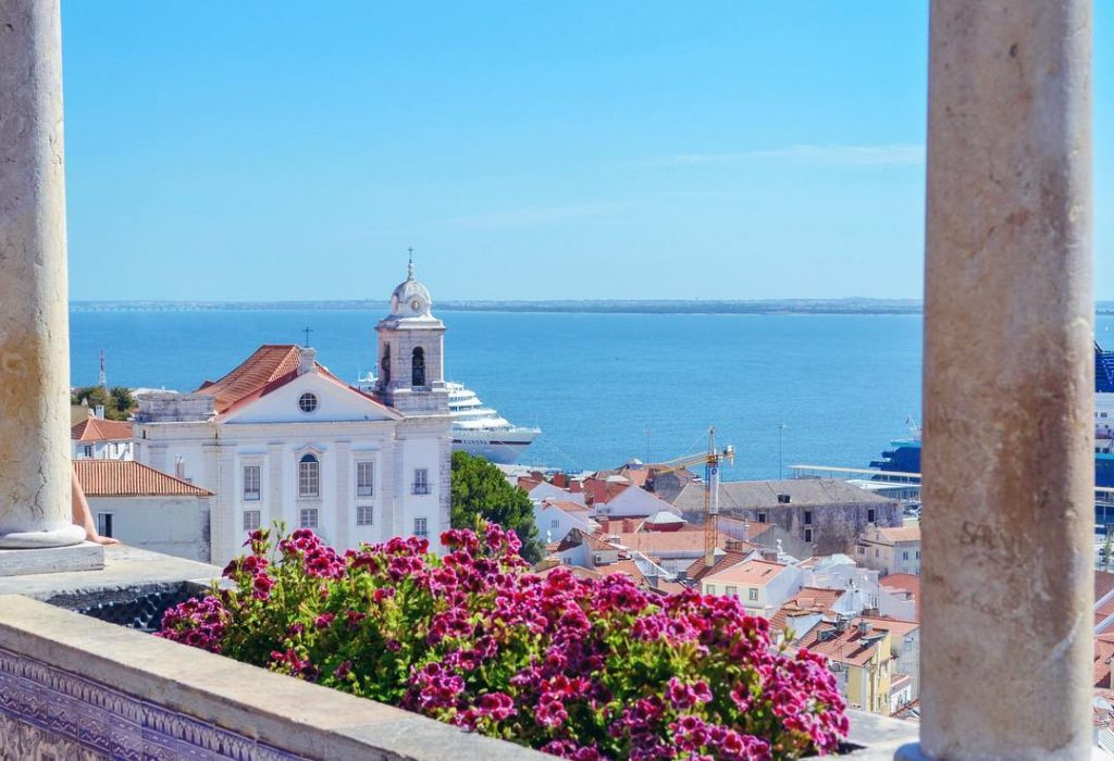 Lisboa desde el Mirador de Santa Lucía y de fondo música de artistas callejeros