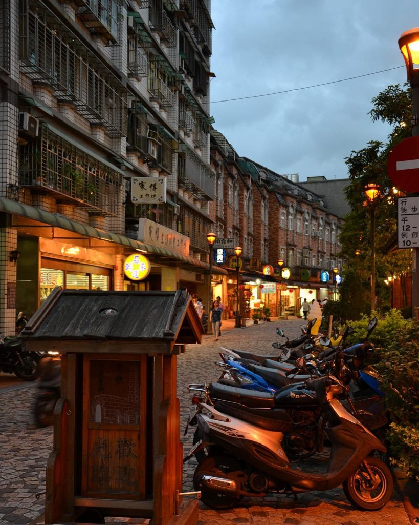 Lovely district of Ying-Ge in New Taipei City, Taiwan. #yingge #newtaipeicity #ilovetaiwan #amazingtaiwan #taiwan_dream&hellip;