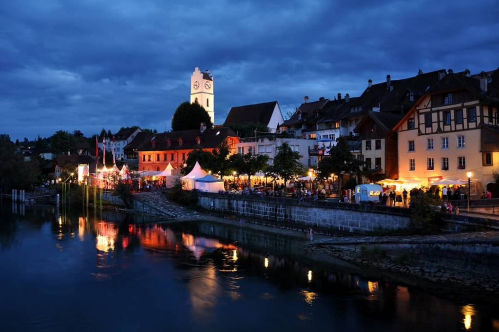 Lovely Switzerland @sharepoint_travel . . #worldtravelinspo #travelislove #iamtb #bnesimppl #blogger #switzerland???????? #town #nightphotography #shoutout&hellip;