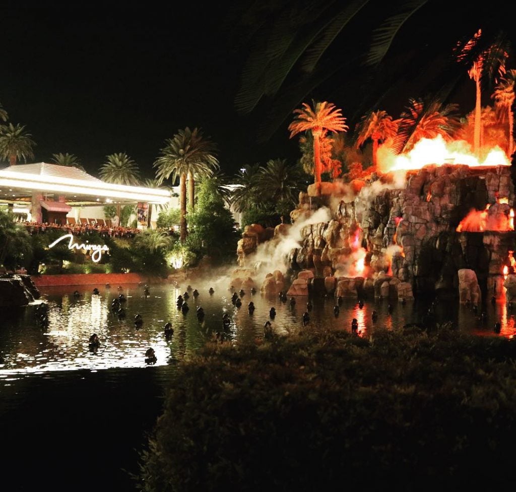 The volcano show at Mirage .. .. #travelphotography #iamtb #travel #lasvegas #lasvegasstrip #volcanoshow #mirage…