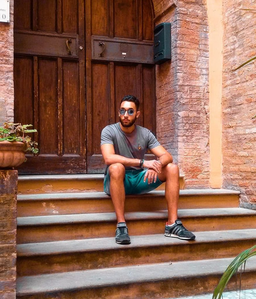 Il turista in passeggiata lungo Strada Maggiore non può non notare il portico di&hellip;