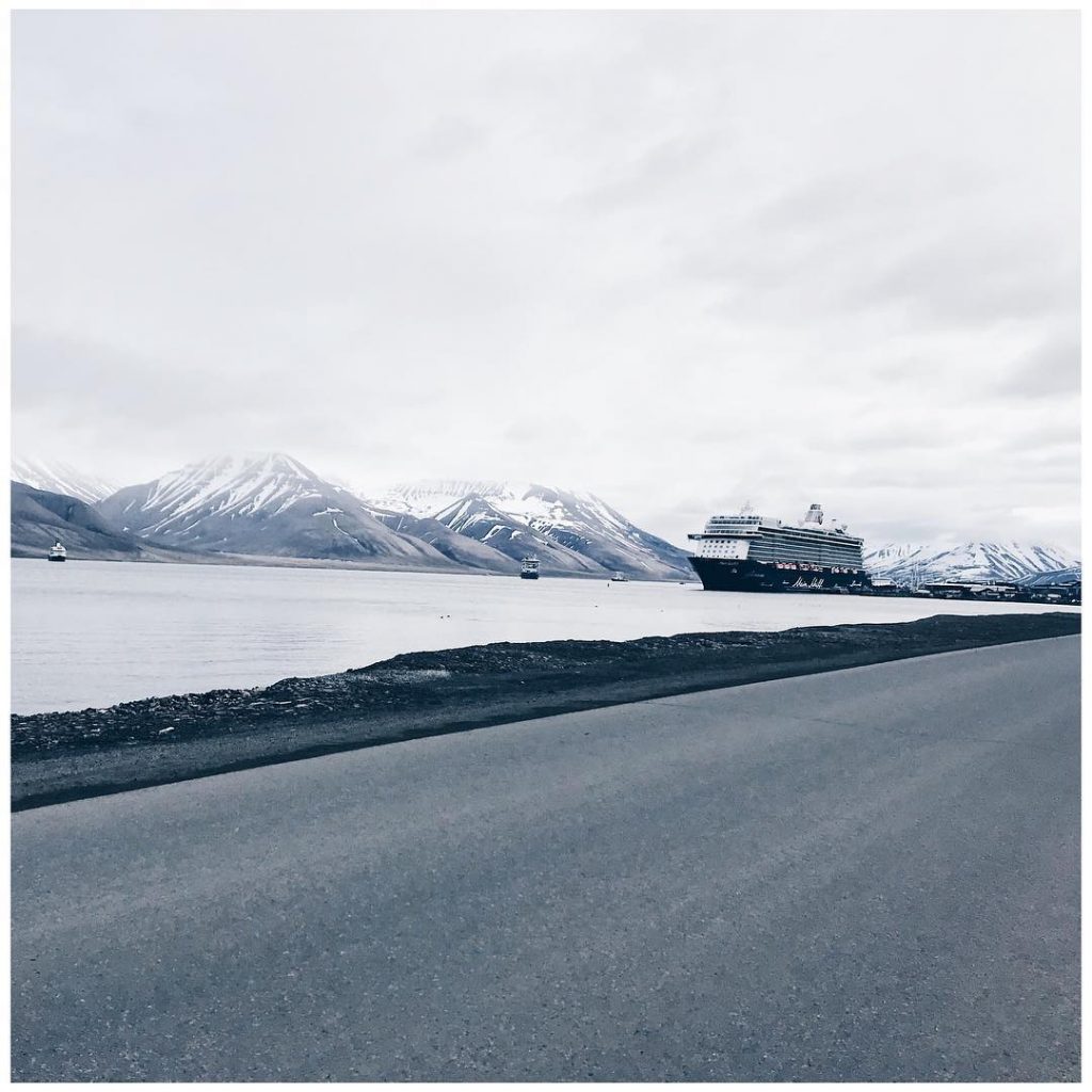 ˢᵛᴬᴸᴮᴬᴿᴰ⠀ ↠⠀⠀⠀⠀ ↠ ˢᴾᴵᵀᶻᴮᴱᴿᴳᴱᴺ⠀ .⠀ .⠀ Die Mein Schiff 3 im Hafen von #longyearbyen.&hellip;
