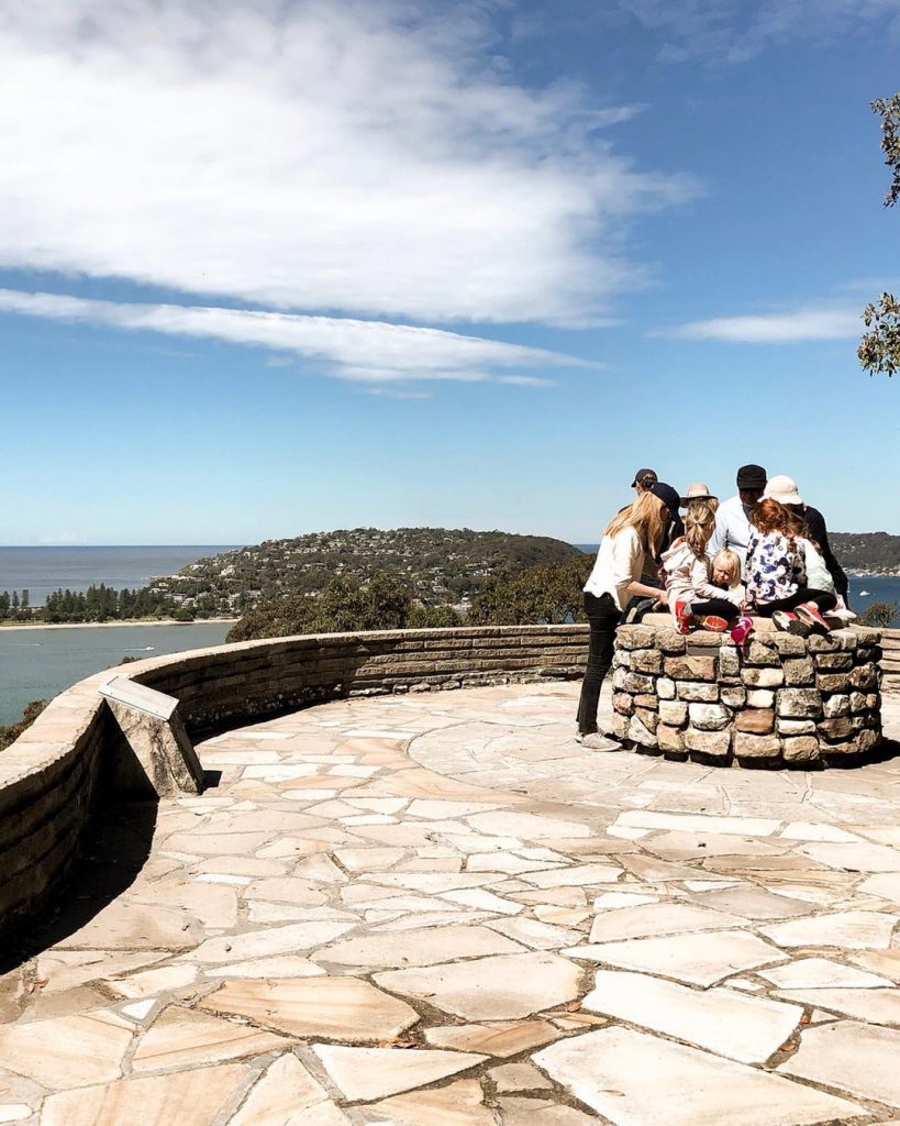 Tam olarak orada “West Head Lookout” ile ilgili bir şeyler yazıyordu ama siz aile&hellip;