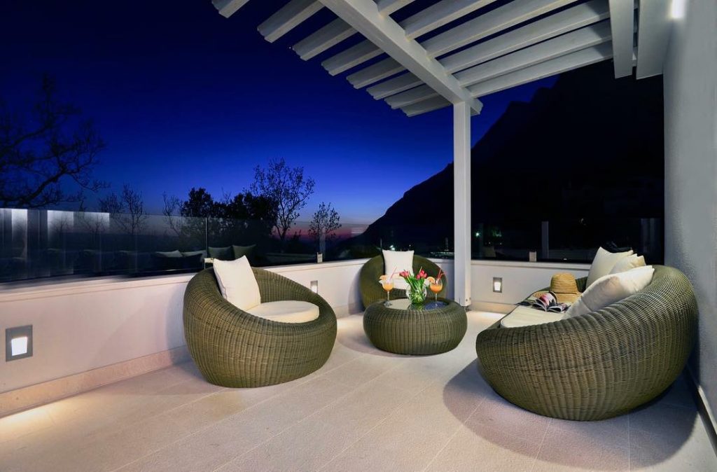 Magical evening at @villa_prestige #baskavoda #croatia #croatiafulloflife #blogger #luxvilla #luxurylifestyle #moderndesign #luxuryhomes #seaview #potd&hellip;