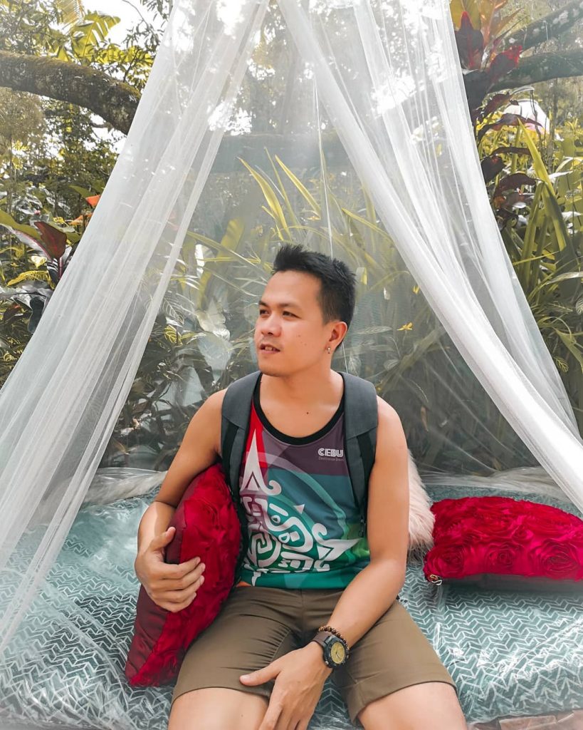 And this is what daybed should be. Sorrounded perfectly by lush green bushes and&hellip;