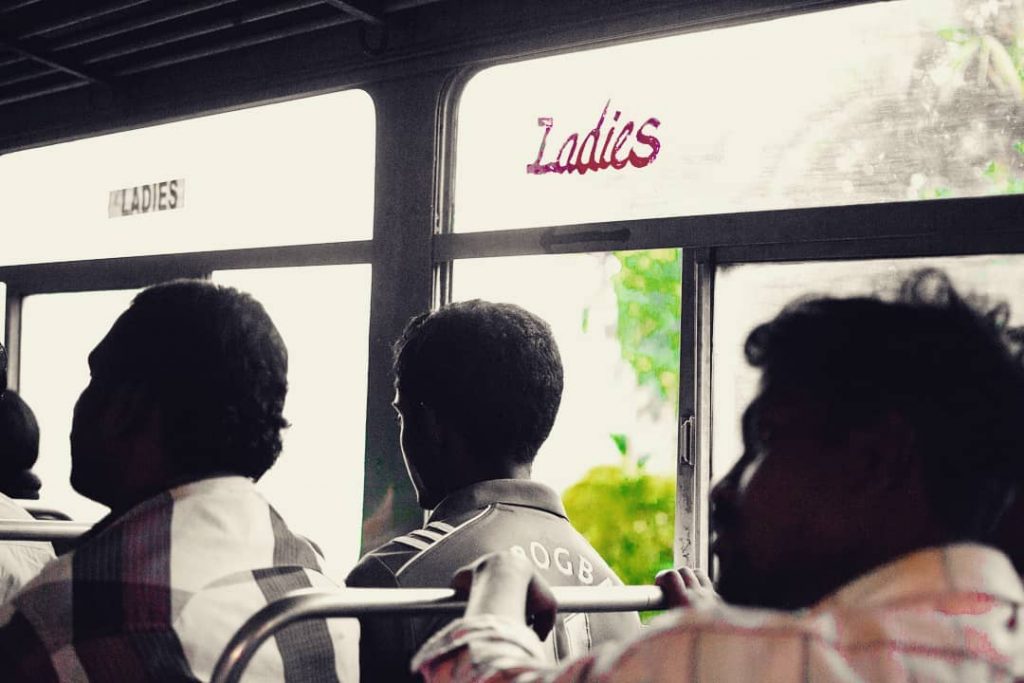 Al volver al asiento la tripulación entregó a los extranjeros (no hindús) un papel&hellip;