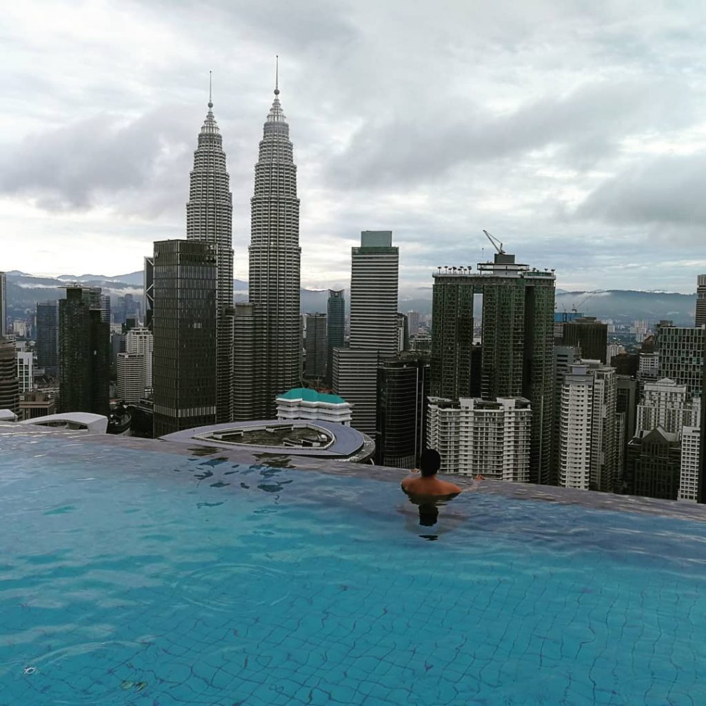 Infinity pool en #kualalumpur con vistas a las #petronastowers . . . #malaysia ????????&hellip;