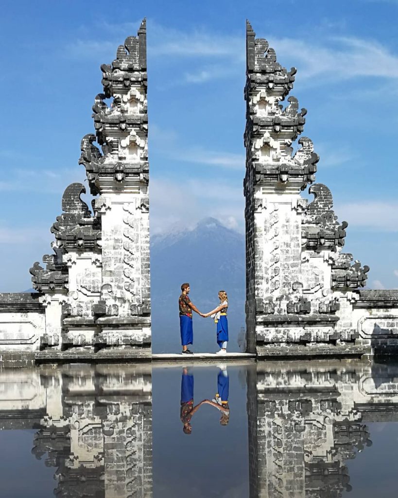 Las #puertas al cielo. Increíble vista de este #templo hinduísta al #volcan #agung .&hellip;