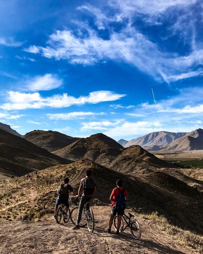 ???????? Vicuña, Valle del Elqui, Chile . . ‍️ Mientras todo el grupo estaba&hellip;
