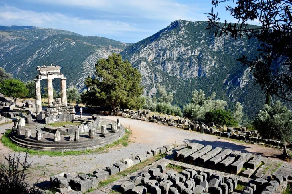Empezamos a subir las serpenteantes curvas hasta llegar al pueblo, nuestro hotel se encontraba&hellip;