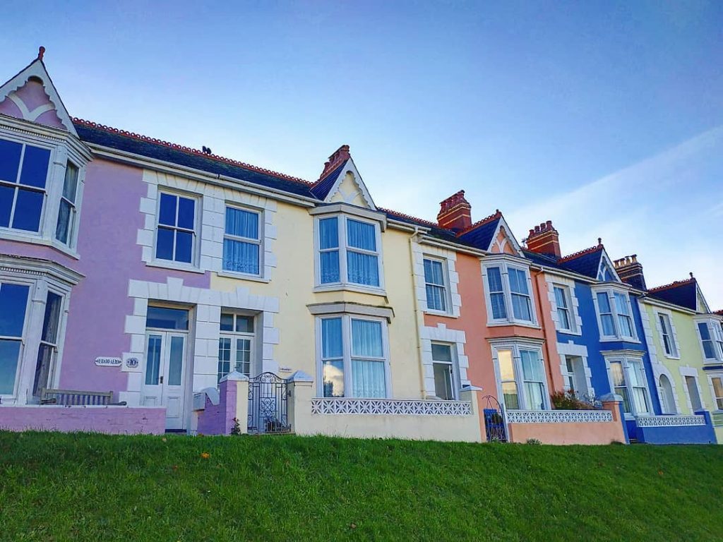 Pays de Galles – Aberaeron #paysdegalles #wales #aberaeron #maisonsdumonde #maisons #stylebritannique #britannique #architecture #architectura&hellip;