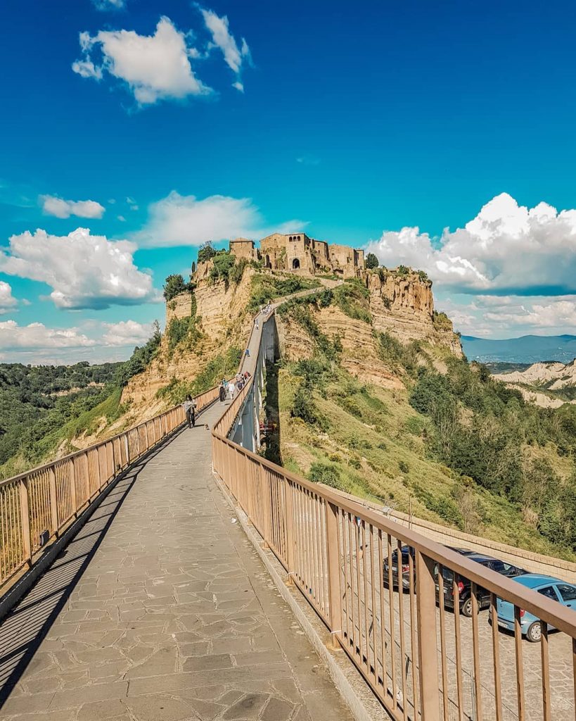 (????????) Civita, Italia ???????? Ciao a tutti!????Nella foto uno dei borghi più belli di&hellip;