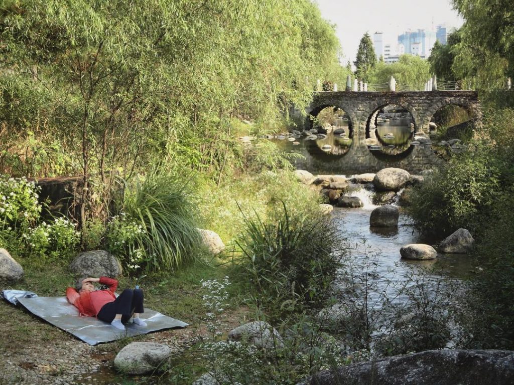 A moment of calm by a stream whilst the city goes about its day&hellip;