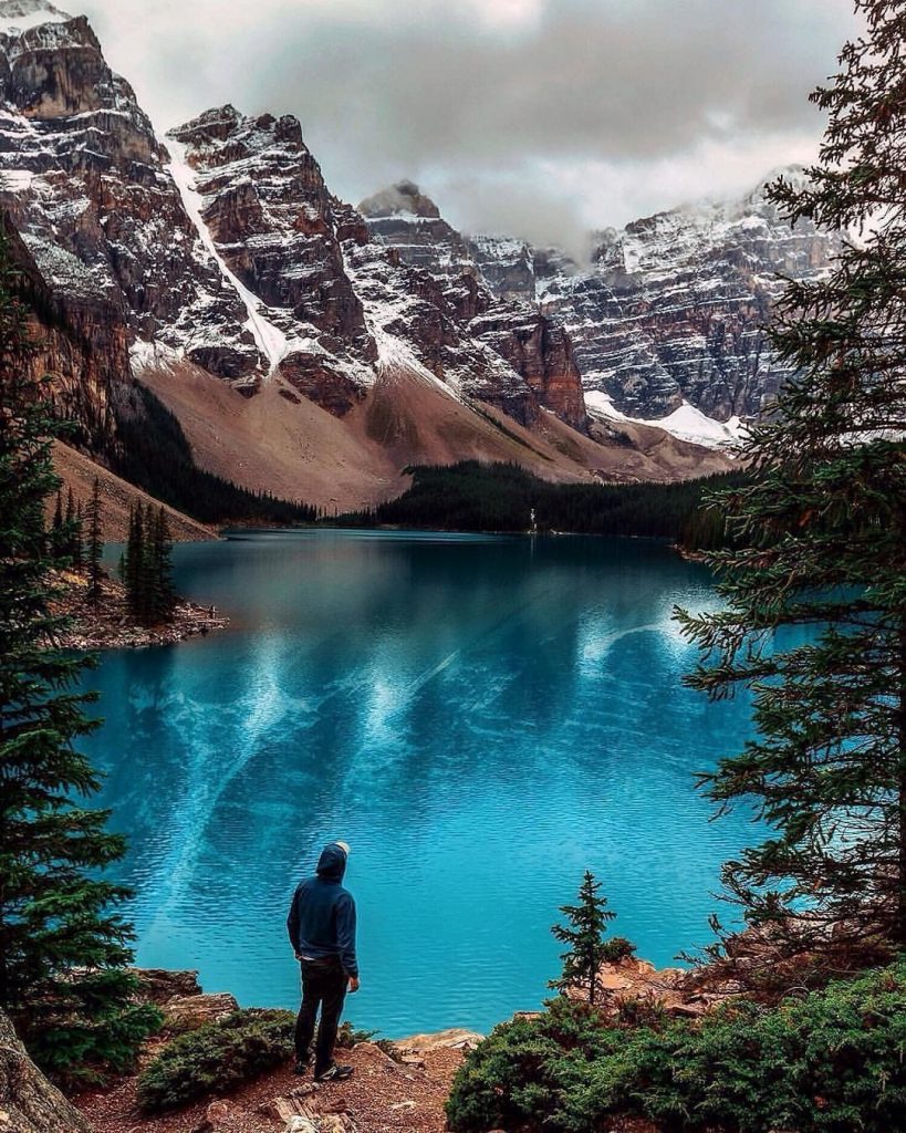 Dari fotonya saja sudah terasa sangat dingin ya! Warna biru Moraine Lake ini sangat&hellip;
