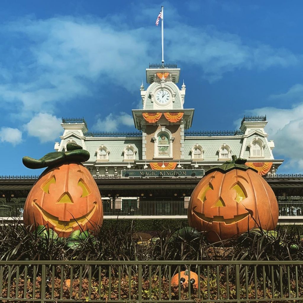 It’s #nationalpumpkinday and fall at Disney is filled with pumpkin decor. I love pumpkin&hellip;