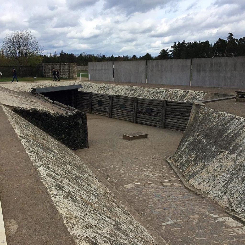 ???????? Cerca de presos morreram em Sachsenhausen por exaustão, doença, desnutrição, pneumonia, etc. devido&hellip;