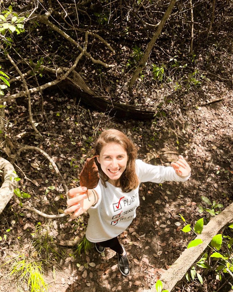 Yerde kuru yaprakları gördükçe bir türlü gelmeyen yaz mevsimine isyanımızdır: Sen bir mevsimsin Naz&hellip;