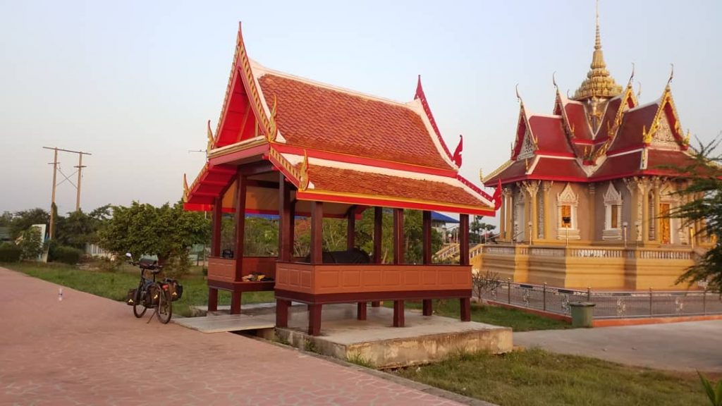 Die letzte Nacht habe ich bei einem Buddhistischen Kloster verbracht. Am späten Abend kam&hellip;
