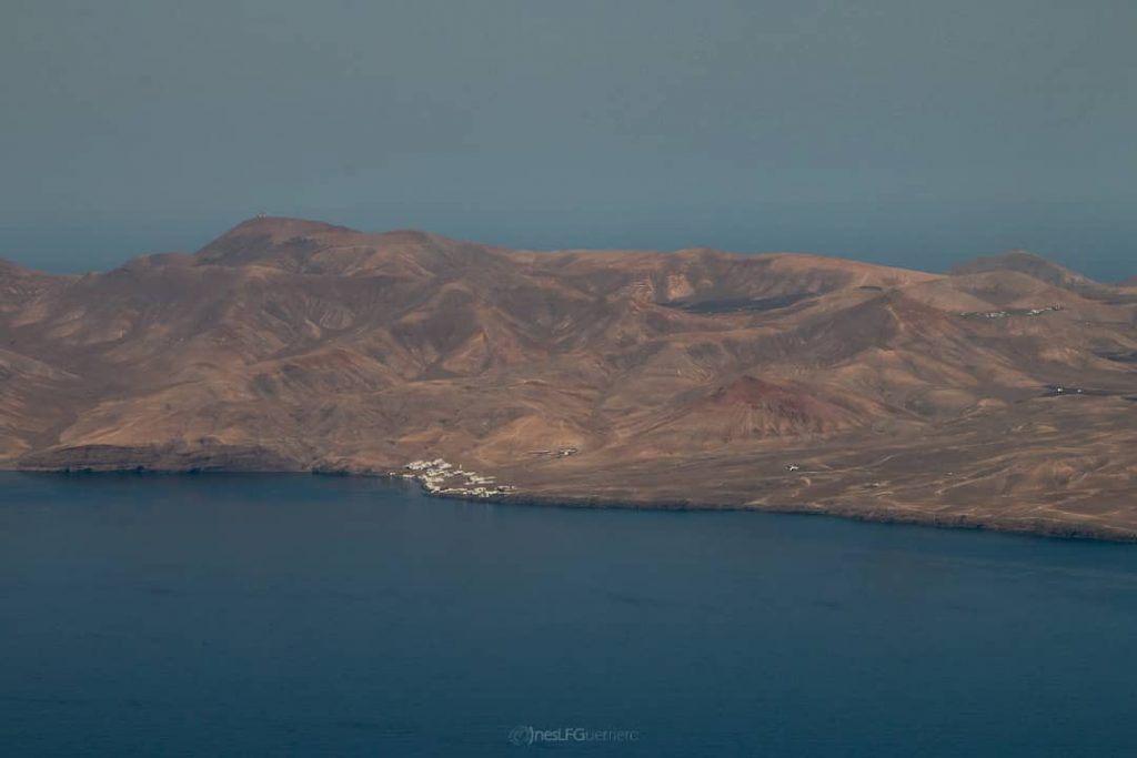 Quel vulcano rosso che chiama la mia . . . #flying #loves_travel #plane #visitsky&hellip;
