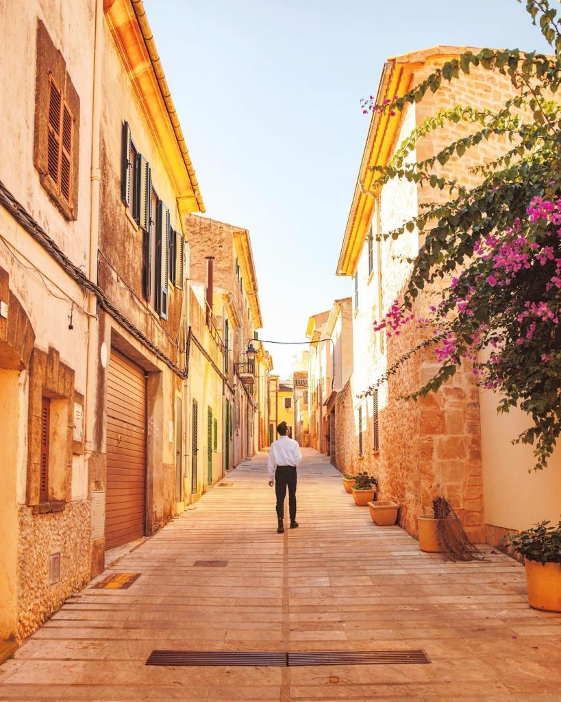 Is this even real?! #oldtownalcudia #magicplace #magicplaces #traveltheworld #travelboy #beautifuldestinations #destinationearth #mallorca #colorsofspain