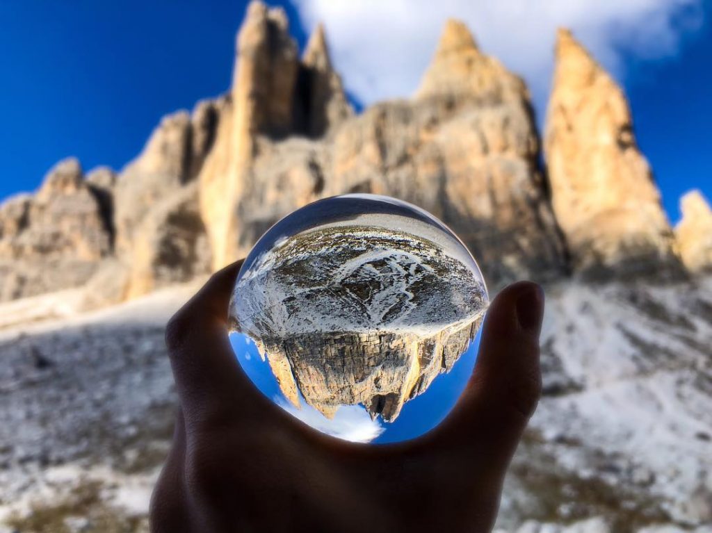 Ciò che si vede dipende da come si guarda. Poiché l’osservare non è solo&hellip;