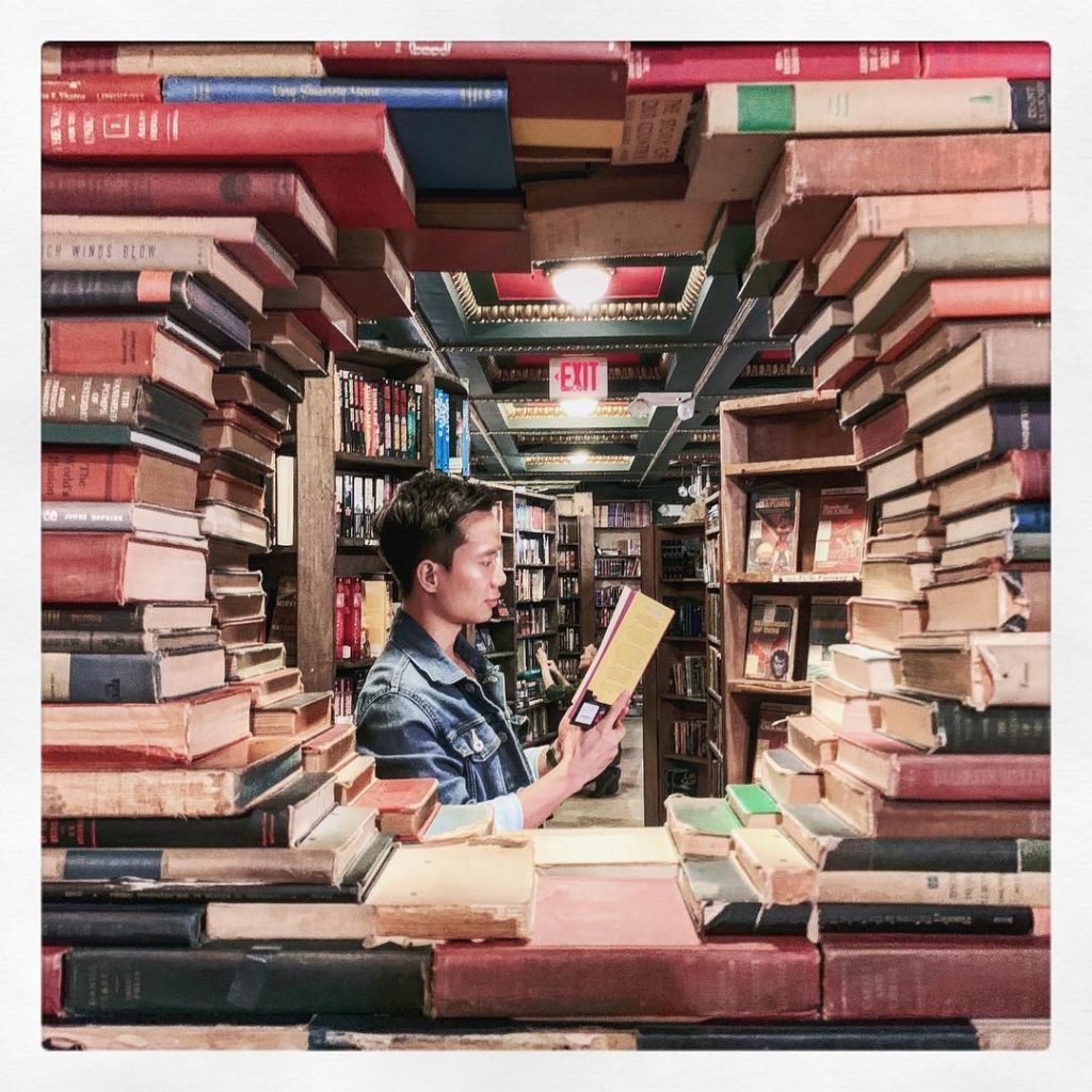 Yes I read . . . . #reading #readingtime #bookstagram #bookshelf #circle #bookstore #prettybookshop&hellip;