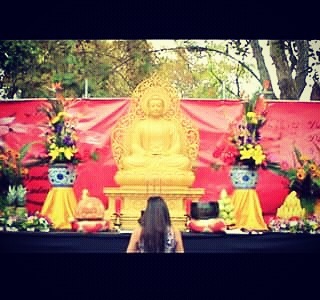 Grabando durante la celebración del Vesak (Baño del Buda) #paseosmagicos #buda #vesak #buddha #buddhism…