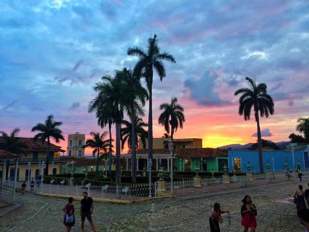Unreal cosmic sunset in Trinidad. Fell in love #nofilter #palms #sunset #plaza #mayor #island&hellip;