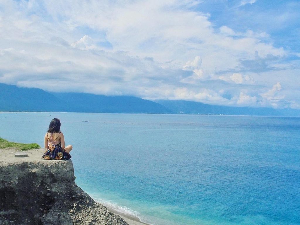 Let the sea, set you free. 看見海的滿足感 – 坐在這個超高的懸崖邊拍照的時候 後面朋友們都在為我的安全尖叫 來自朋友關愛的滿足感 . . .…