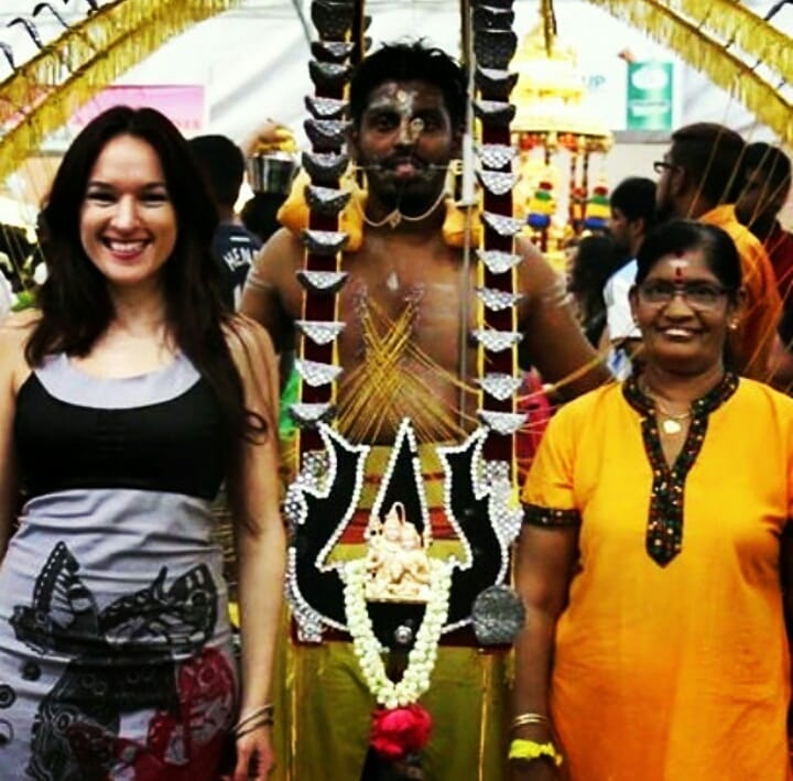 4 : Entramos descalzos al templo y nos juntamos con Kishore, quien tomó la&hellip;