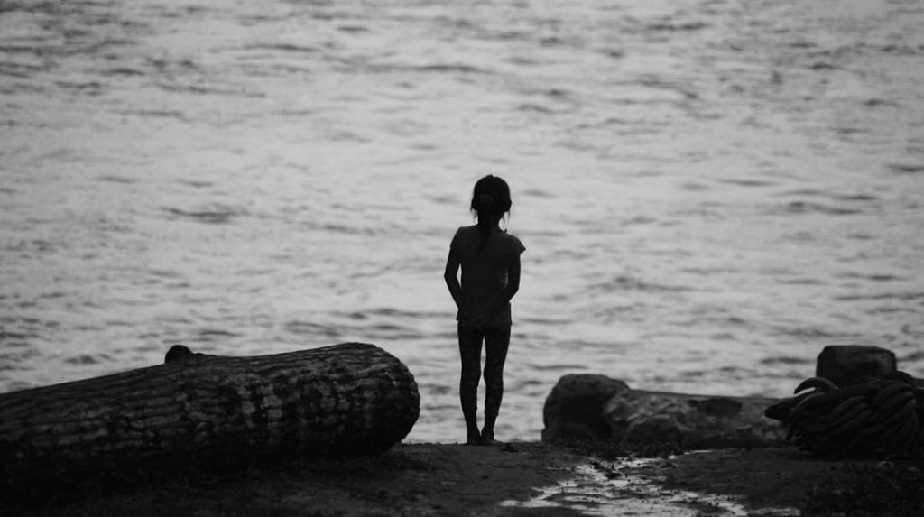 Niña Awajun mirando el Marañon. #peru #amazonia #medicina #selva #advanture #bestphotobw #blackandwhite #bnw #blackandwhitephotography&hellip;