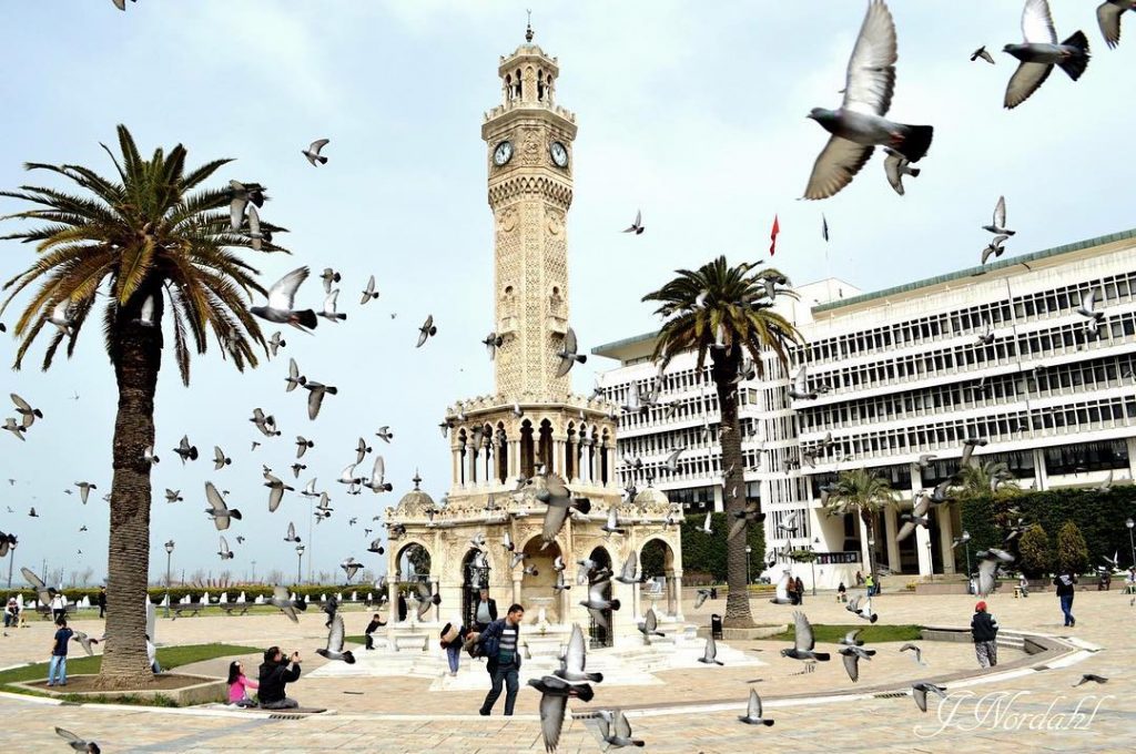 Konak Meydanı, İzmir ???????? . #konakmeydanı #konaksquare #izmir #turkey #explore #world #worldtravel #travel #birds&hellip;