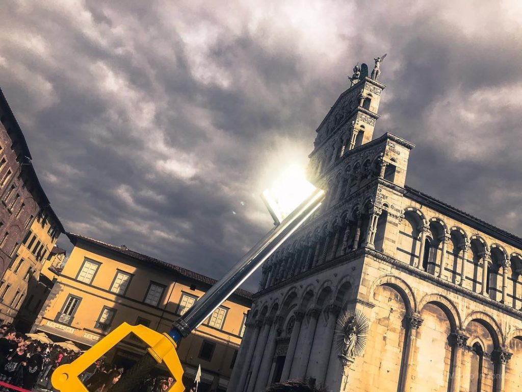 Oggi qualcosa di diverso! Il #keyblade esposto al #luccacomics per il lancio di #kingdomhearts3&hellip;