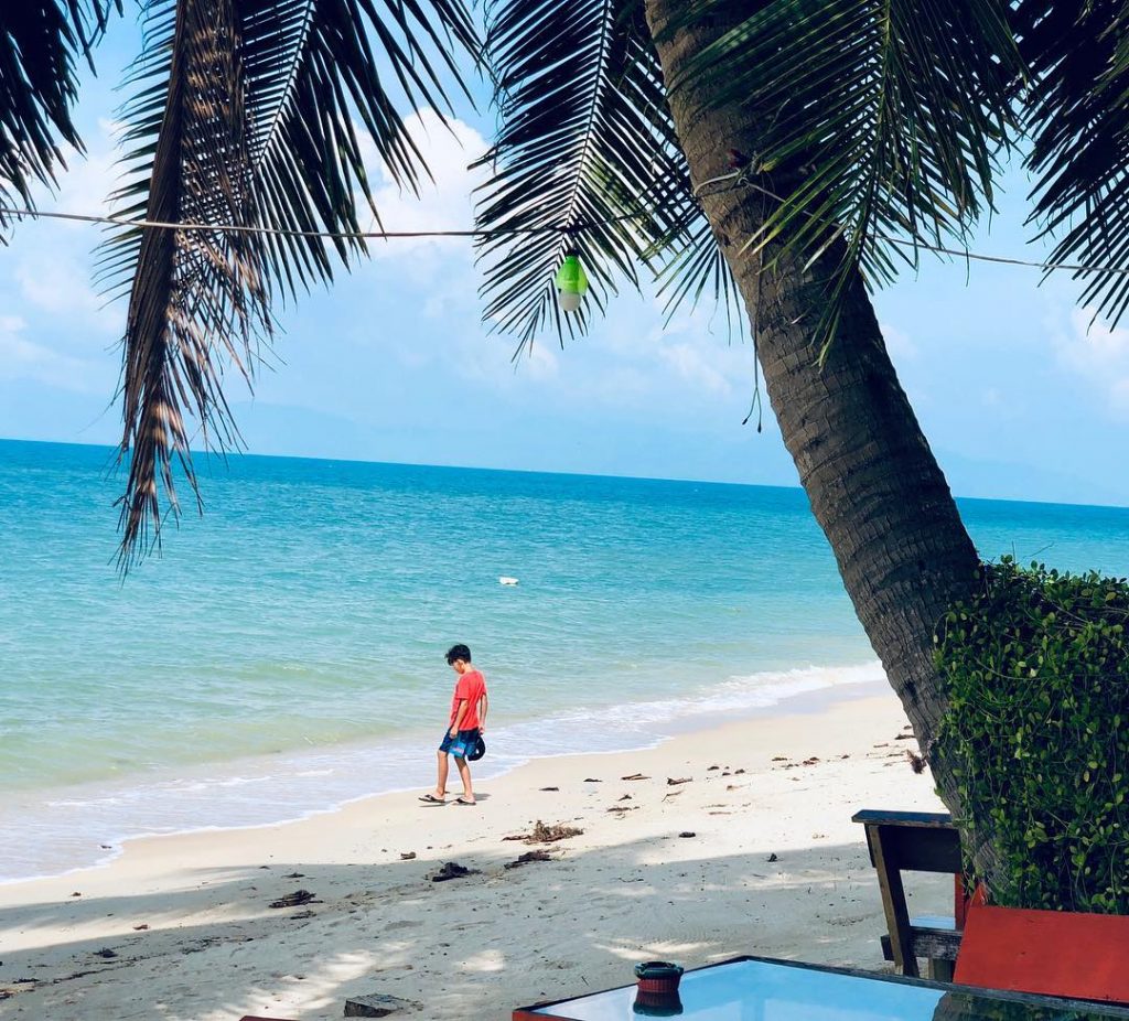 Another beautiful day in #bophut #kohsamui eating dinner at the beach restaurant #haadbangpo .&hellip;