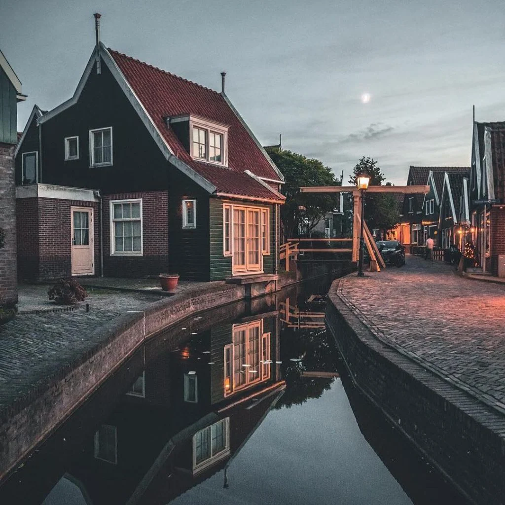 Volendam – Netherlands ???????? #volendam #netherlands #holland #euro_shot #vizefix #europestyle_ #travelgram #ilovetravelling #living_destinations #heatercentral&hellip;
