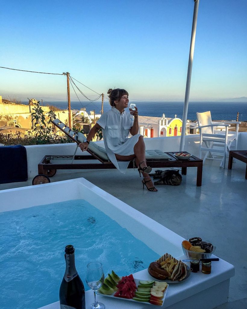 Smile, there’s bubbly ???? _______________________________________________________ ???????? || #from #finikia #with #love ️________________________________________________________ ???? #mondaysdontsuckyourlifedoes&hellip;